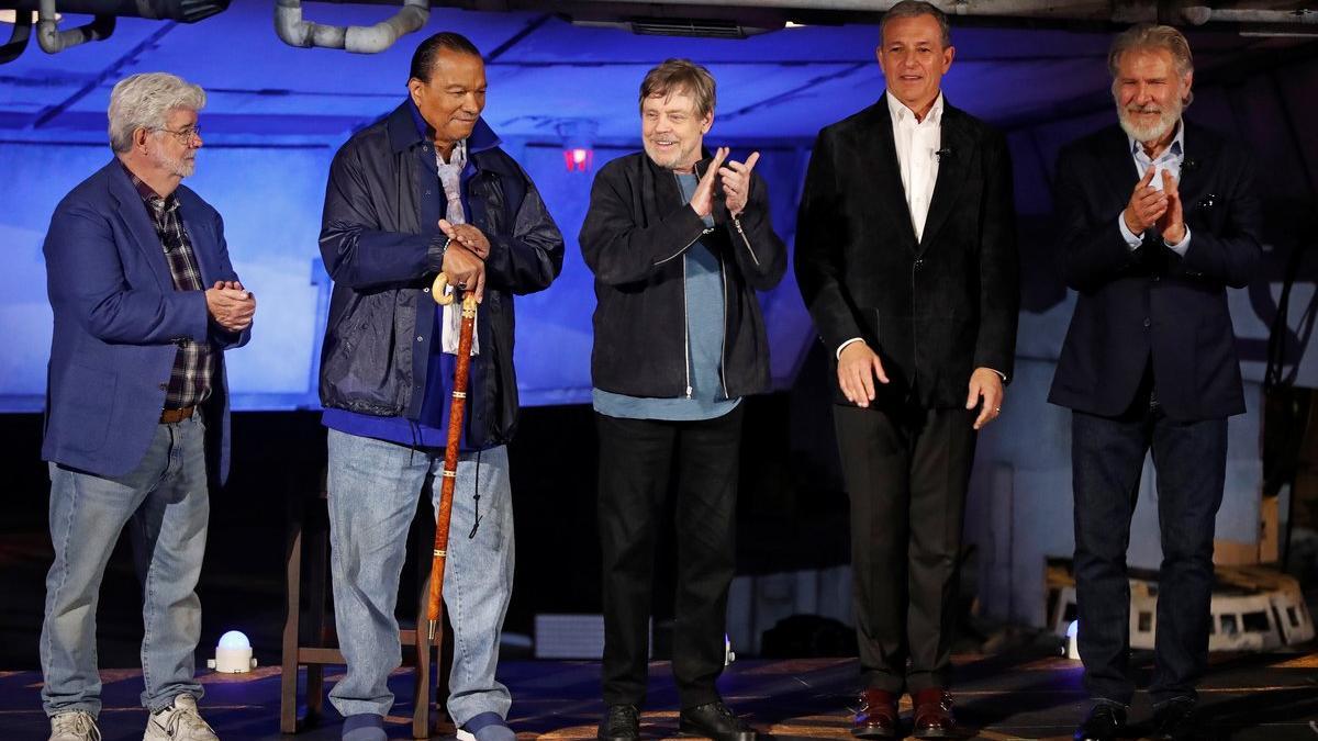 Harrison Ford, Mark Hamill, Billy Dee Williams, George Lucas y Bog Iger, en la inauguración del parque temático de Star Wars Galaxy's Edge, en California.
