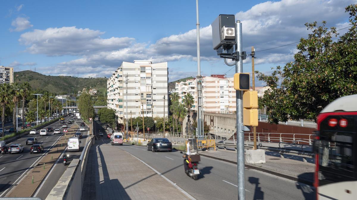Barcelona 21.10.2026. Barcelona Tramo lateral de la Ronda de Dalt a la altura de Vall Hebrón donde está colocado un panel informativo que indica la velocidad de los vehículos y donde se va a instalar un radar sancionador por exceso de velocidad. Fotografía de Jordi Cotrina