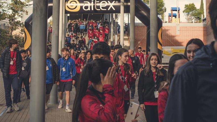 Alumnos de Alcoy, Muro y Cocentaina aprenden sobre la presencia del textil en el ámbito deportivo