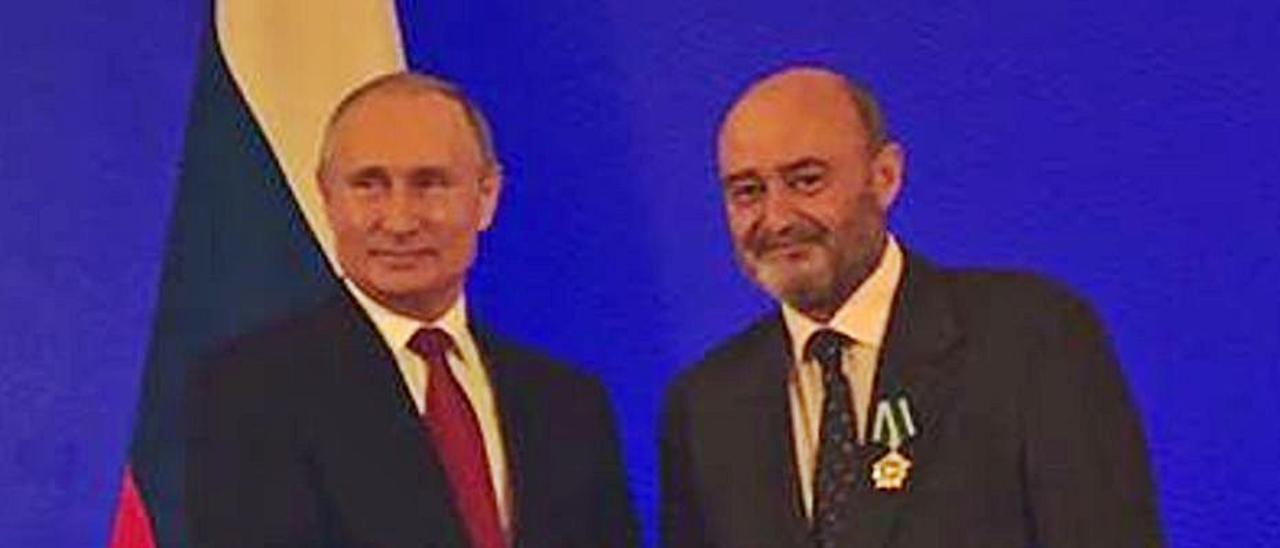 El cónsul Sebastià Roig con el presidente ruso Vladímir Putin.