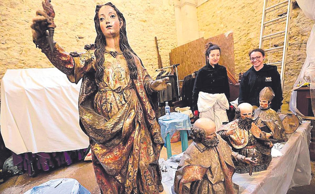 Jimena Gutiérrez de la Concha, a la izquierda, y Rocío Muñiz, en la sacristía de Santa Bárbara. En primer término, la imagen de la santa.