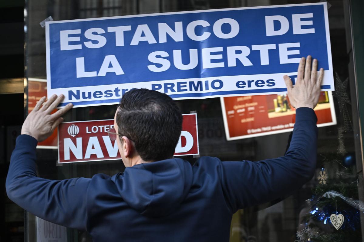 Un empleado de una administración de lotería de Oviedo.