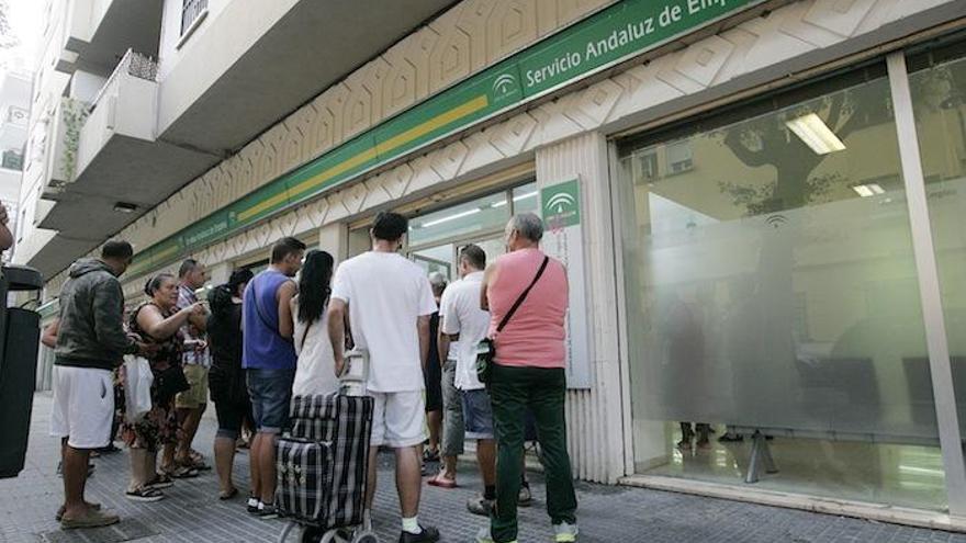 Desempleados ante una oficina del SAE en Málaga.