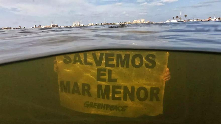 Un voluntario de Greenpeace protesta contra la situación del Mar Menor y muestra la falta de transparencia de sus aguas. | GREENPEACE