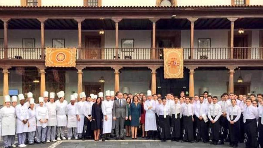 Foto de familia de los chefs gallegos con responsables de la Fundación.