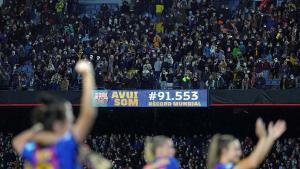 Las jugadoras del Barcelona celebran su victoria ante el Real Madrid tras el encuentro de vuelta de cuartos de final de la Liga de Campeones Femenina, este miércoles en el estadio Camp Nou en Barcelona. Un total de 91.553 espectadores presenciaron en el Camp Nou la vuelta de los cuartos de final de la Liga de Campeones entre el Barcelona y el Real Madrid, que batió el récord absoluto de asistencia en un partido femenino al superar las 90.195 que acudieron a la final del Mundial 1999 entre Estados Unidos y China