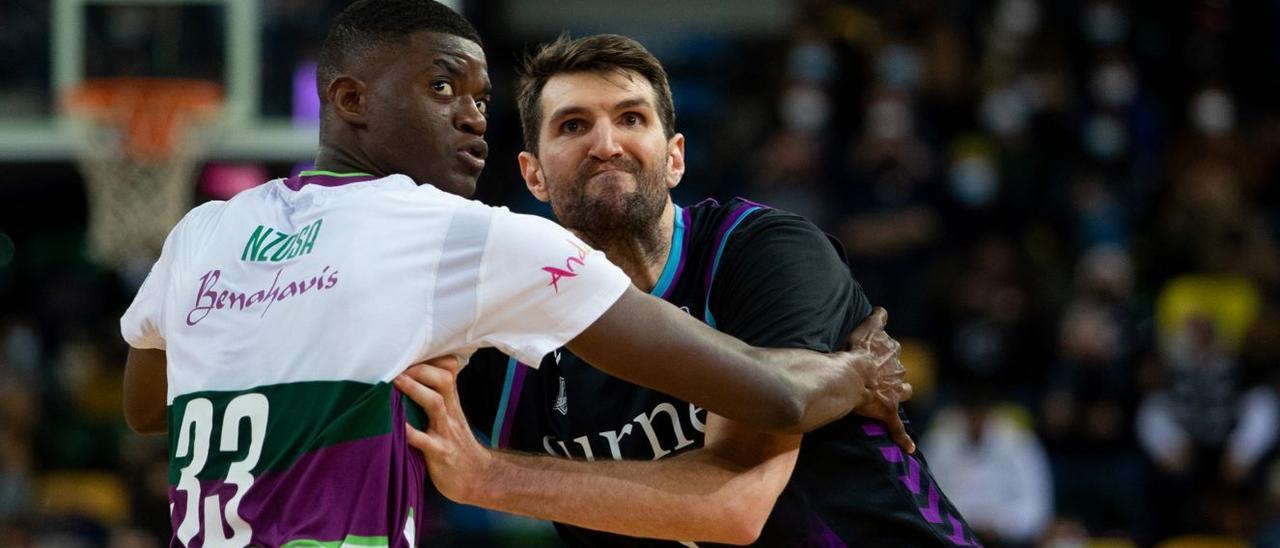 Yannick Nzosa, jugador del Unicaja, está trabajando en Estados Unidos para mejorar su situación en el Draft de la NBA.