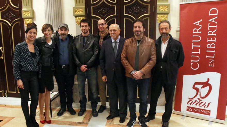 Los galardonados con el presidente del Ateneo, Diego Rodríguez.