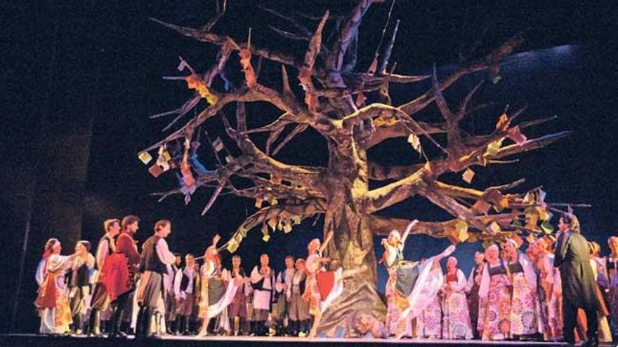 Una de las escenas con baile donde se ve en todo su esplendor el árbol que preside el escenario de la Sala Gran.