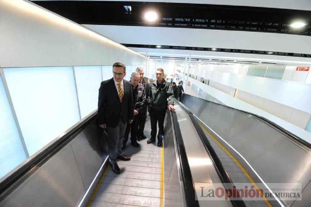 El delegado del Gobierno visita el aeropuerto de Corvera