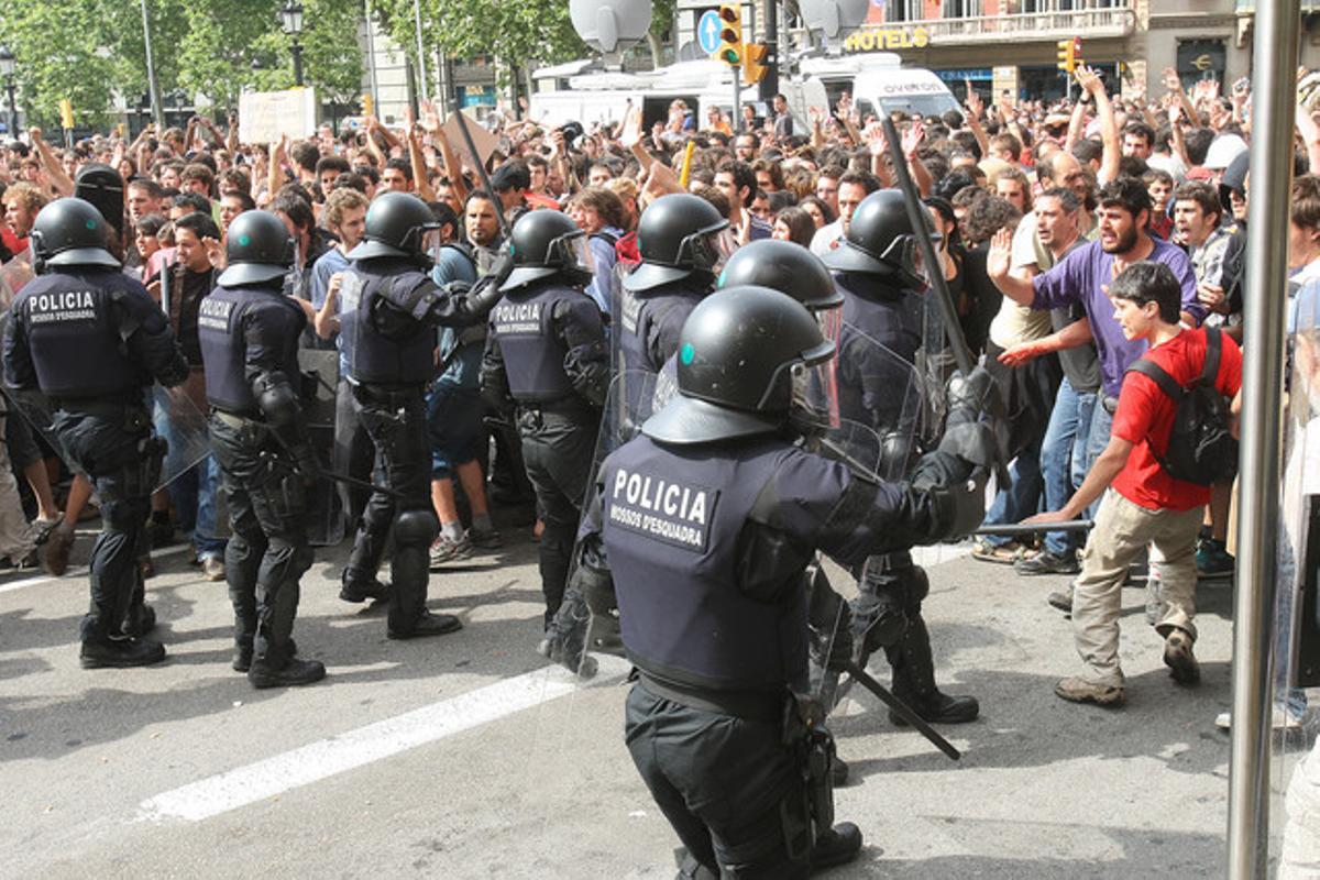 El desalojo de plaça Catalunya, visto por Guillermo Moliner.