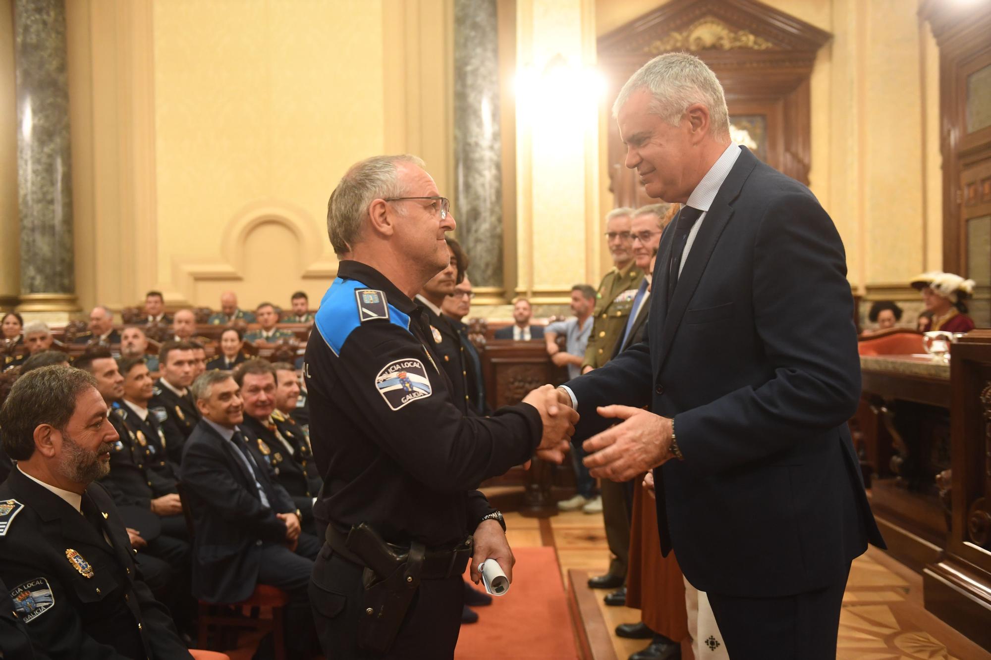 Homenaje a los policías locales de A Coruña que llevan 20 años en el cuerpo