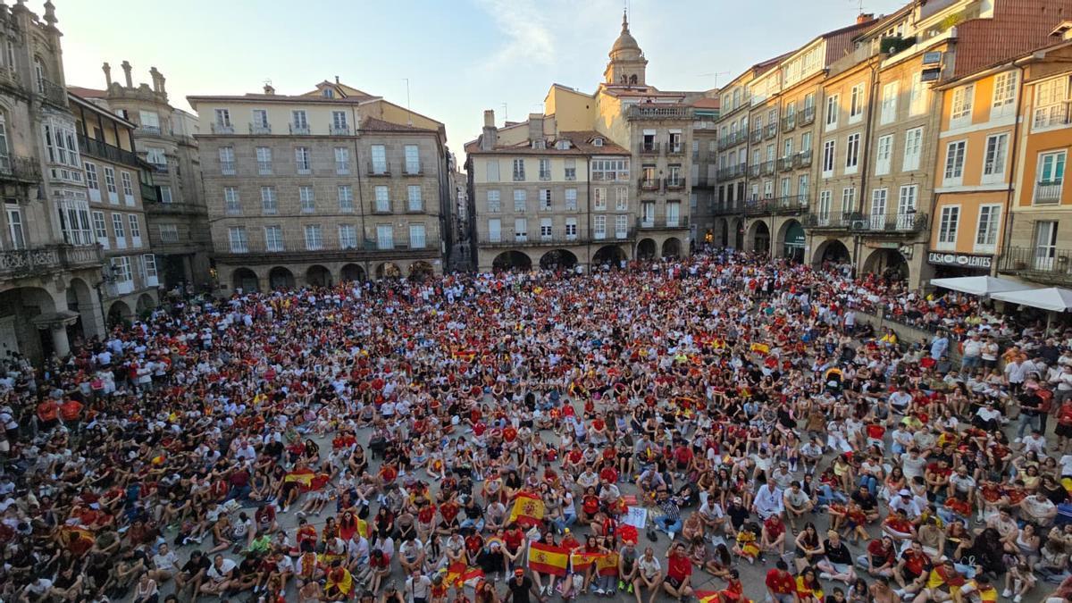 Miles de ourensanos en la Plaza Mayor durante el España-Bélgica.