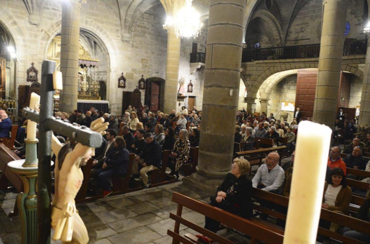 Asistentes al pregón de la Semana Santa de Cangas el año pasado.