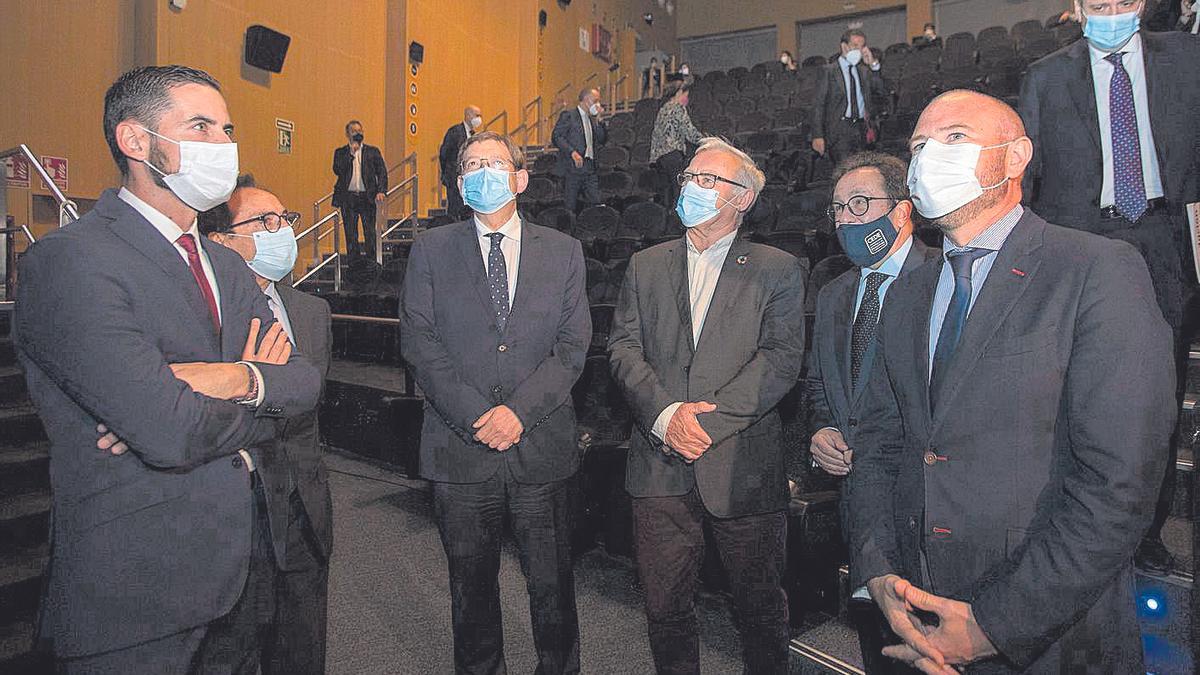 El presidente Ximo Puig y el alcalde de València, Joan Ribó, en el centro, en la jornada de ayer.