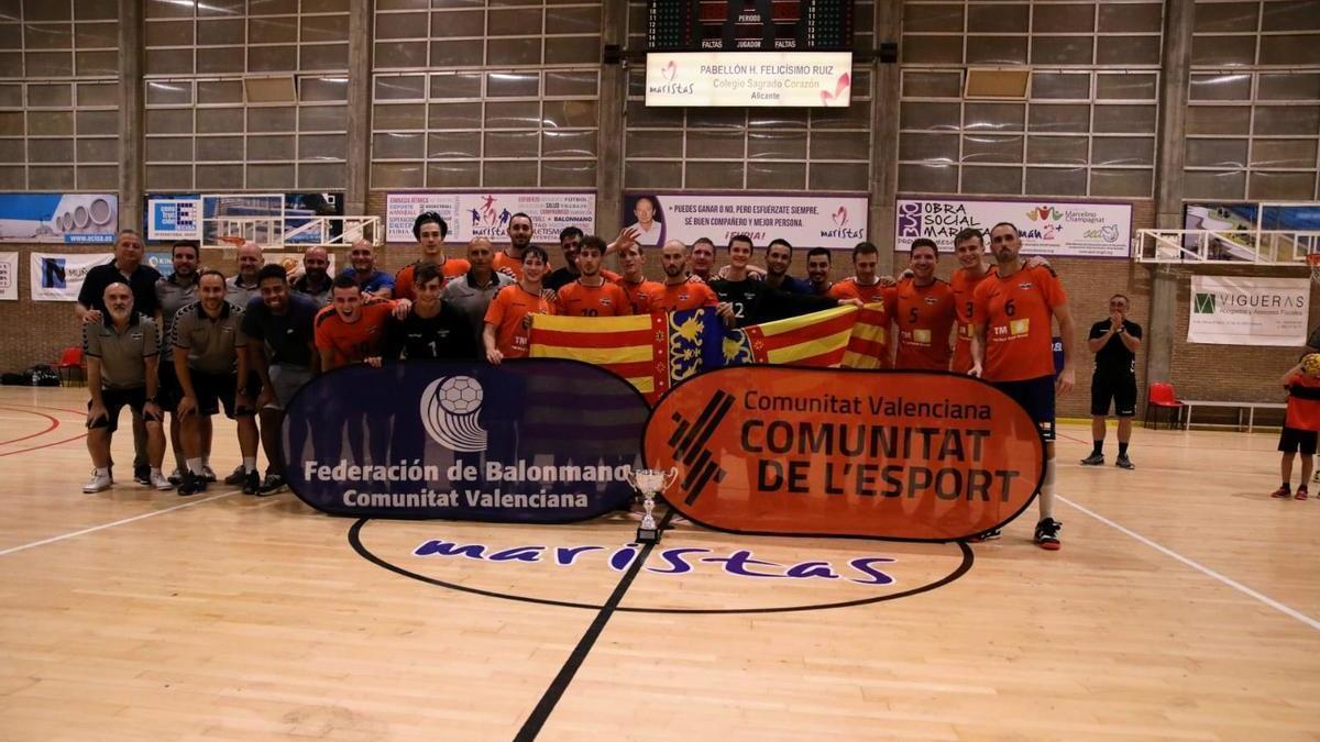 El Balonmano Benidorm, tras ganar el título