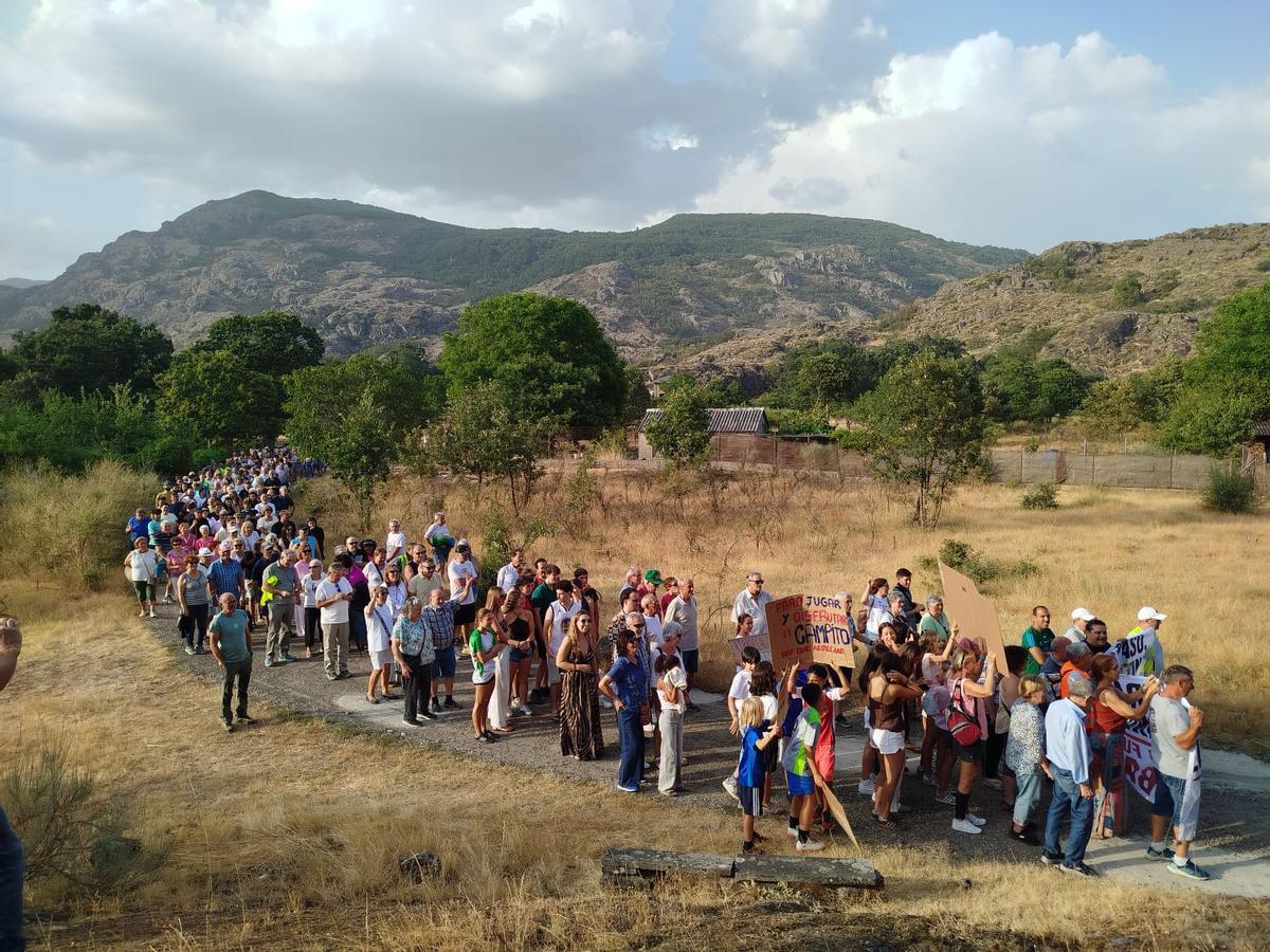 Vecinos recorren un tramo de la manifestación celebrada en Ribadelago.