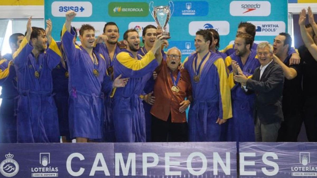 Los jugadores del Atlètic Barceloneta celebran la 17ª Liga del club.