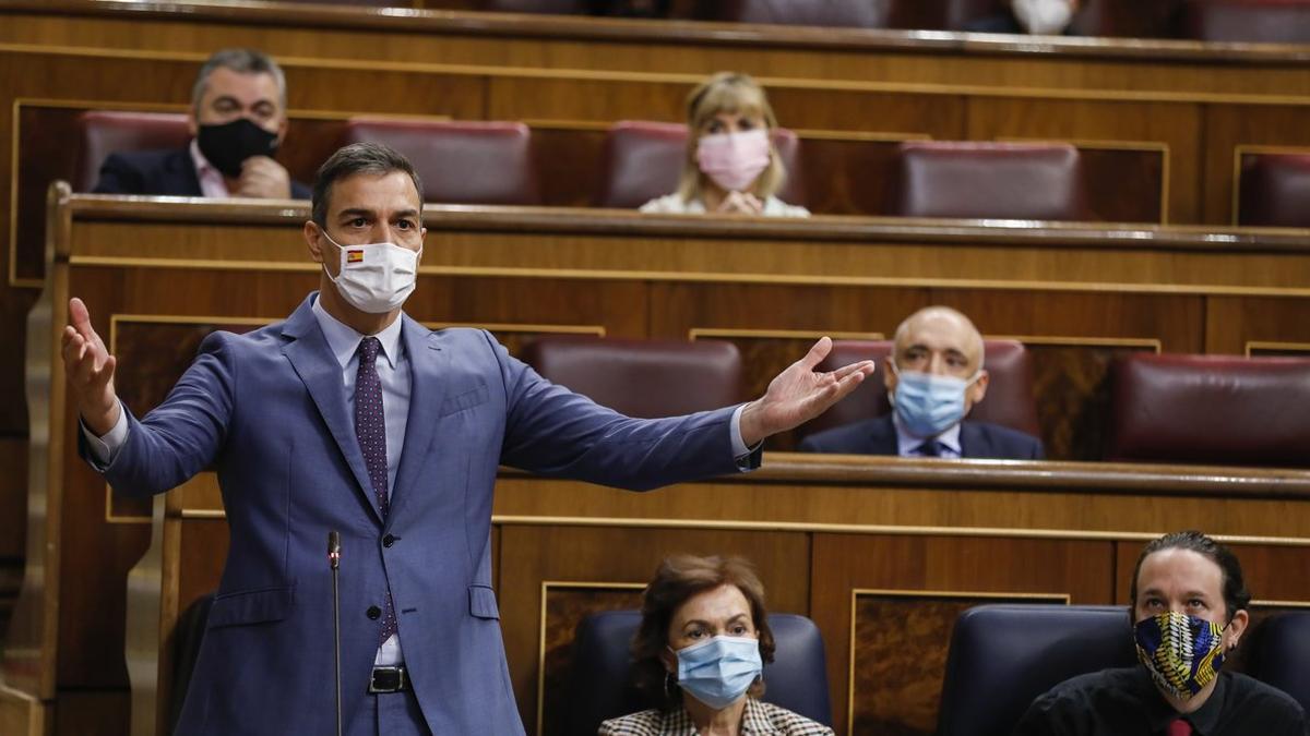 El presidente del Gobierno, Pedro Sánchez, replica a Pablo Casado durante la sesión de control del pasado 14 de octubre en el Congreso.