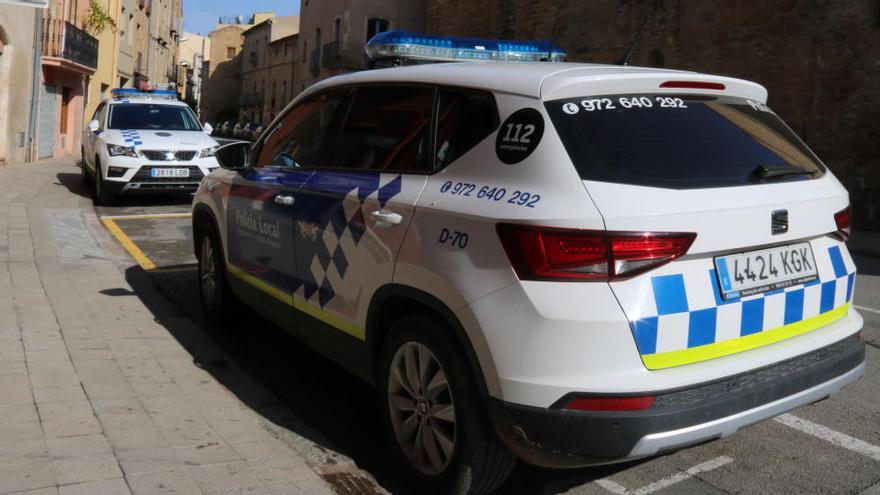 Dos cotxes patrulla de la Policia Local de la Bisbal d&#039;Empordà