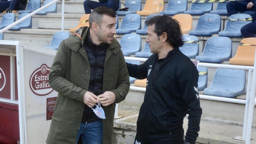 Yago Iglesias, entrenador del SD Compostela, y Luisito se saludan.