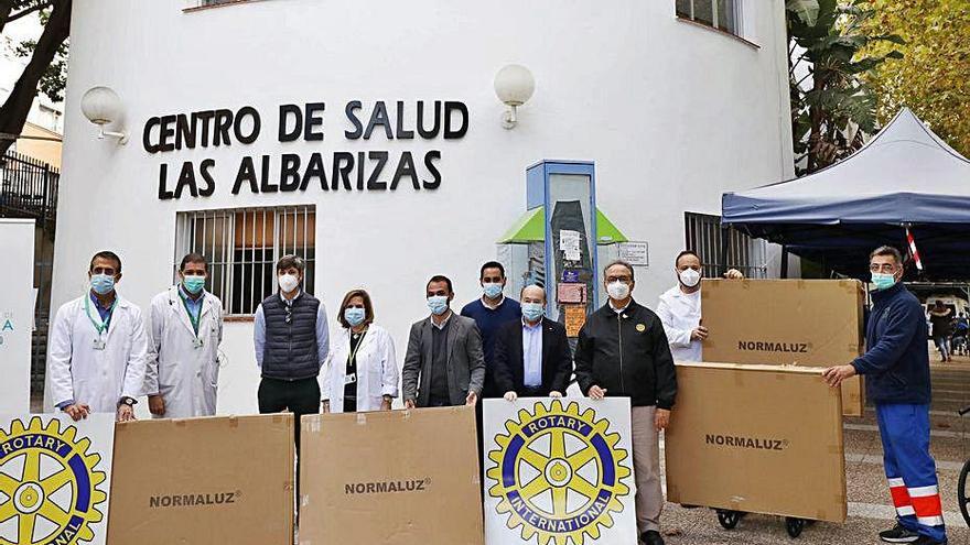 Entrega de las mamparas a los sanitarios de Las Albarizas.