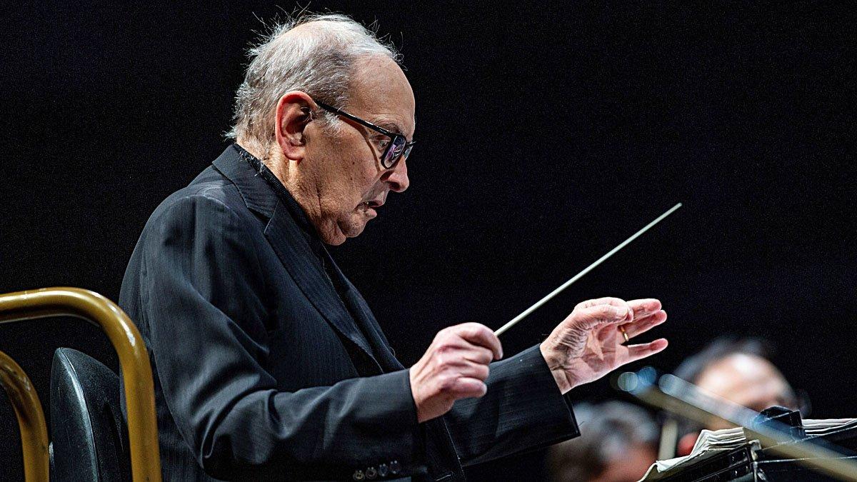 GRAF5652. MADRID, 07/05/2019.- El compositor y director de orquesta italiano Ennio Morricone, durante el concierto ofrecido esta noche en el WiZink Center de Madrid. EFE / Rodrigo Jiménez