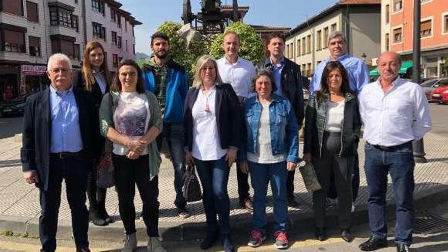 Candidatos del PP de Parres, en la plaza Venancio Pando de Arriondas.