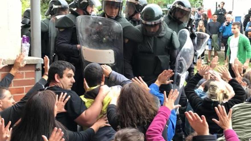 Guàrdies civils l&#039;1-O a l&#039;escola Joventut de Callús, un dels col·legis bagencs on hi va haver càrregues