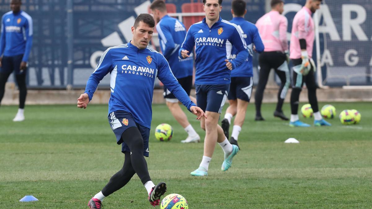 Zapater, junto a Larra en el entrenamiento del Real Zaragoza.