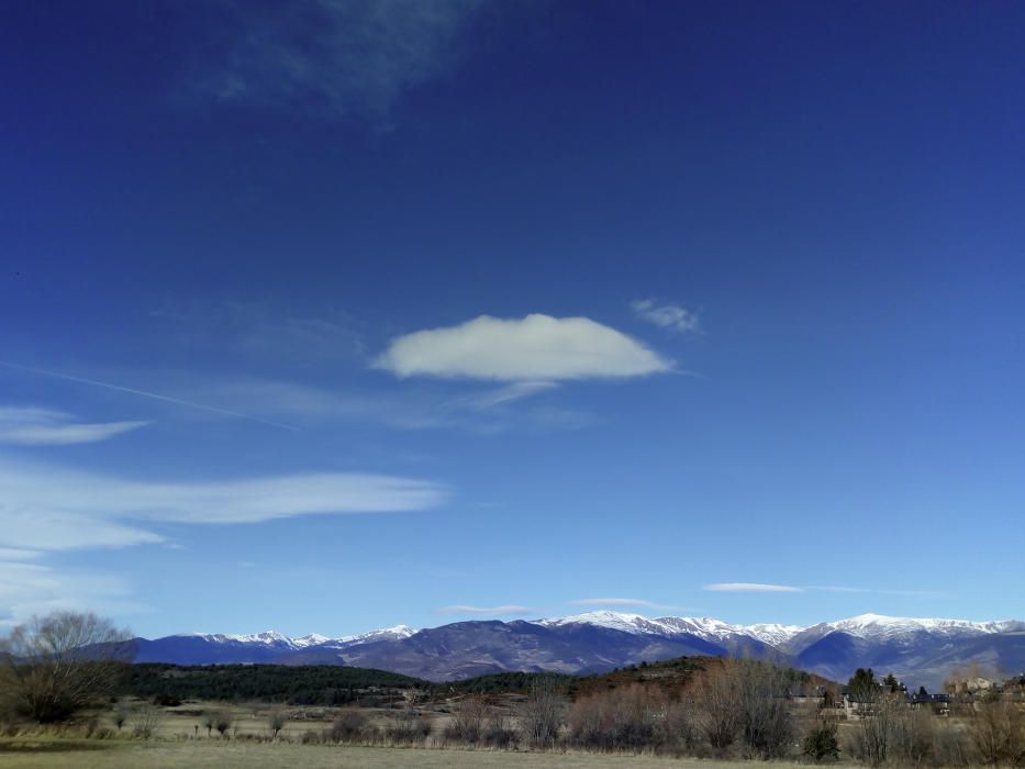 Urús. Des de la font freda d'Urús, un dels nostres lectors ens ha fet arribar aquesta bonica imatge, on podem veure un cel ras, intens, amb les muntanyes nevades de fons.