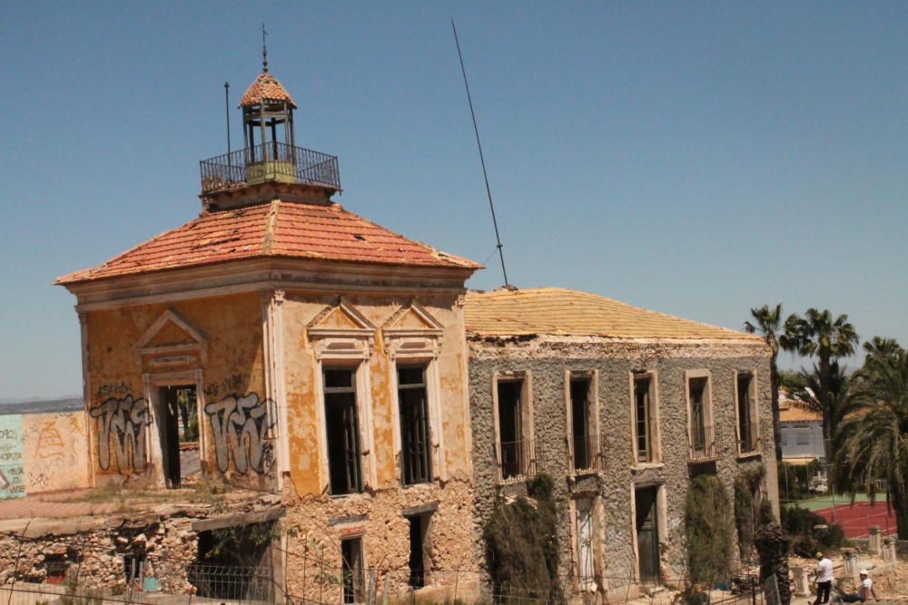 Casa y Torre de Los Balcones con imágenes captadas entre 2008 y 2017 y en el que se observa el deterioro del inmueble