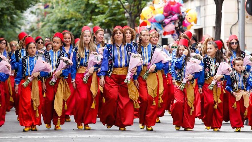 Una de las escuadras femeninas que han participado en la Ofrenda de Flores a San Antón