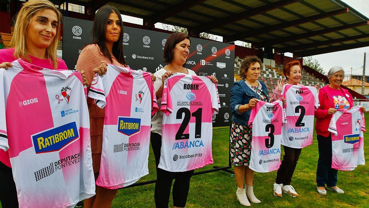 María Martínez, Antía Canto, Carmen Abalo, Rosario Moraña, Carmen Consuelo Álvarez y Olga Sotelo, mostrando las camisetas.  |