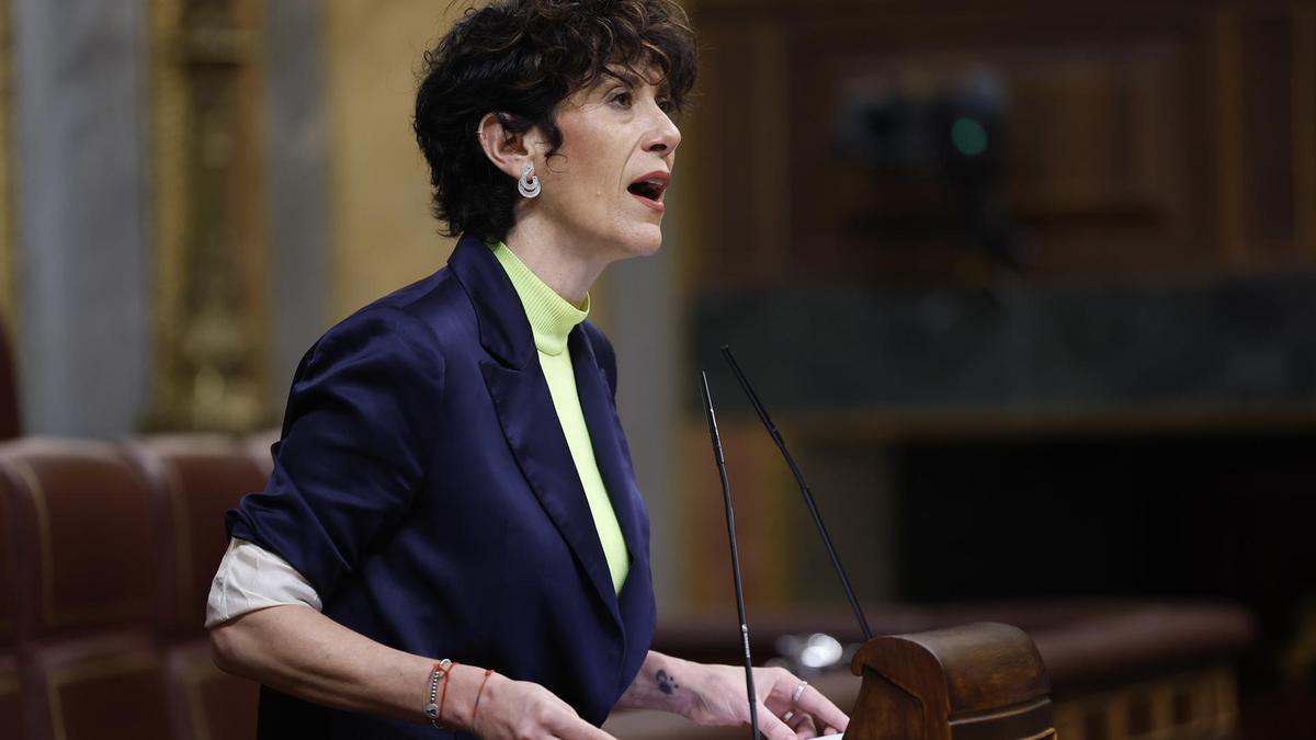 La ministra de Inclusión, Seguridad Social y Migraciones, Elma Saiz, durante su intervención en el pleno tiene lugar este miércoles en el Congreso.
