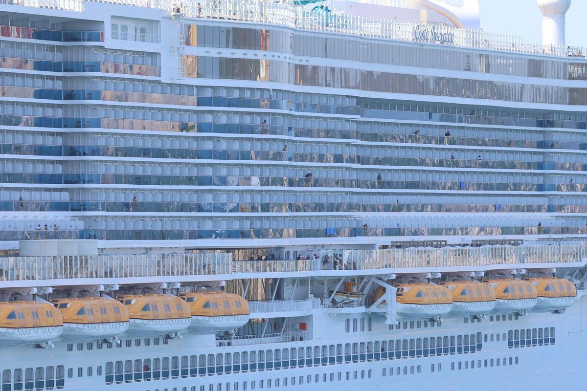 Tres cruceros coinciden en el puerto de Ibiza