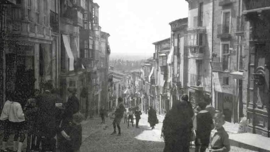 Imagen antigua de la calle Balborraz llena de vida.