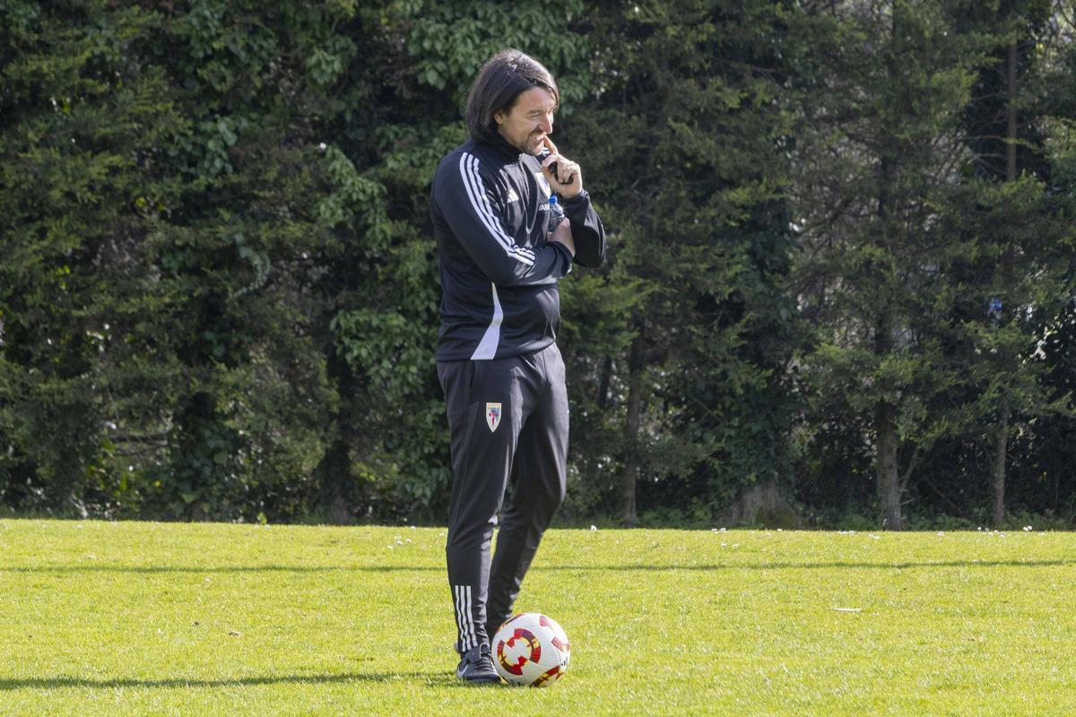 Secho Martínez dirige un entrenamiento de la SD Compostela.