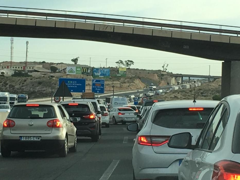 Un aparatoso accidente sin heridos en la A7 en Elche causa grandes atascos