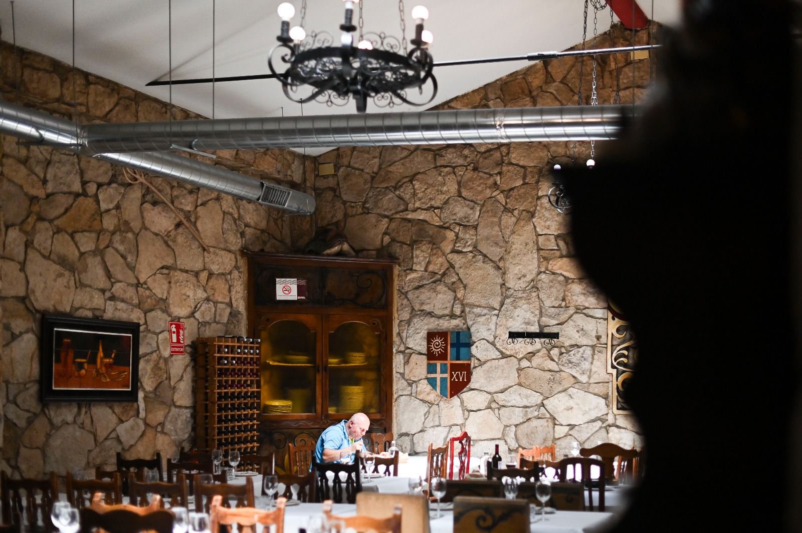 En imágenes | El Torico, el mesón de Zaragoza que triunfa con su brasa en medio del salón