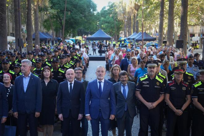 Collboni pide a los nuevos agentes de la Urbana combatir las armas blancas y la multirreincidencia