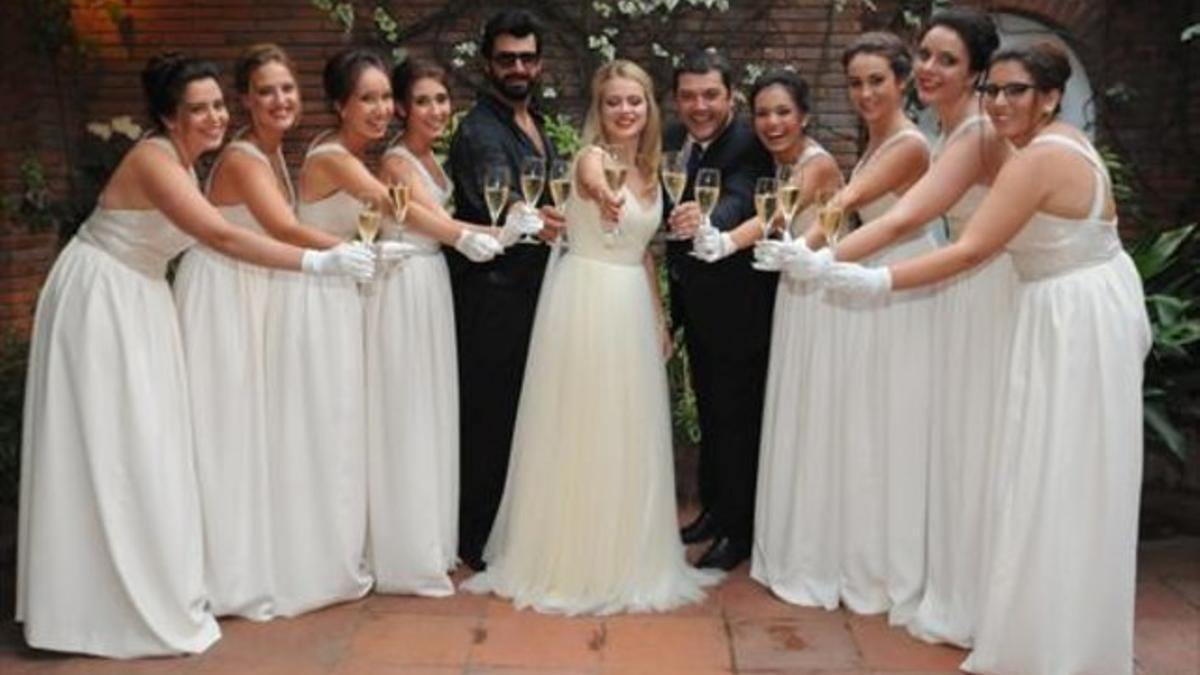 Nieto brinda con Reugenio, Antoni de la Rosa Torelló, presidente de la Cofradía del Cava, y las damas de honor.