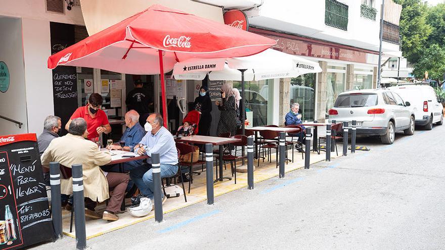 Imagen de archivo de la terraza de un bar de Vila instalada en la calle.