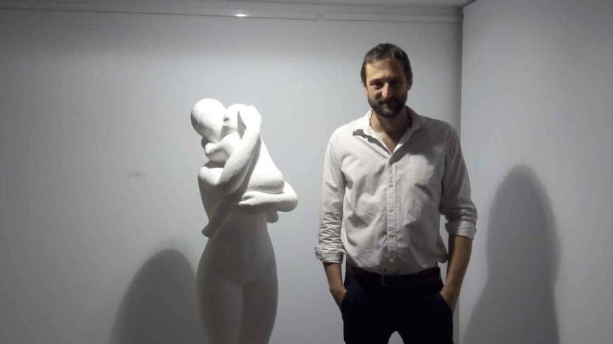 El escultor zamorano Pedro Fernández Roales posa con una de sus piezas.