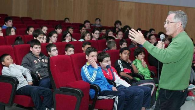 Ángel Carracedo ofreció una charla a alumnos de Vila de Cruces en mayo de 2014. // Bernabé/Gutier