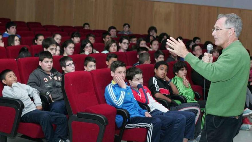 Ángel Carracedo ofreció una charla a alumnos de Vila de Cruces en mayo de 2014. // Bernabé/Gutier