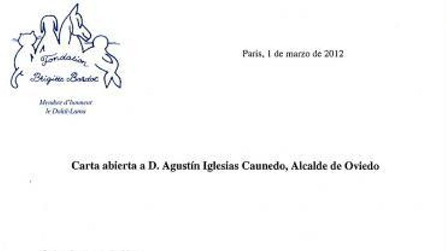 la misiva de Brigitte Bardot. A la izquierda, la carta remitida por la actriz al alcalde Oviedo. Sobre estas líneas, Brigitte Bardot.
