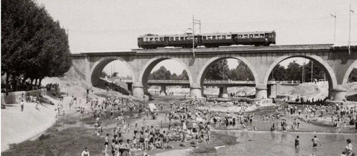 Baños en el Manzanares, junto al Puente de los franceses, en una calurosa tarde del verano de 1946