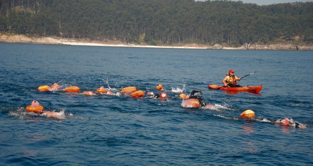 Los nadadores participantes en la Batalla de Rande toman la salida en las Cíes.