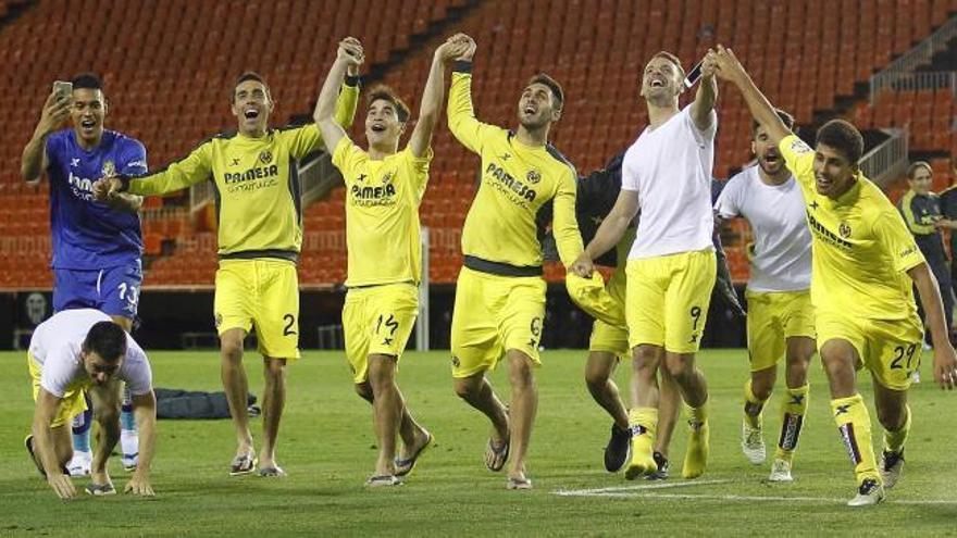 El Villarreal celebra la clasificación para la Champions delante de la plantilla del Valencia en Mestalla